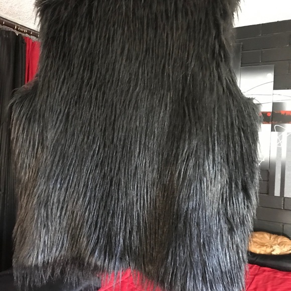 🖤”NWOT”🖤 BLACK FAUX FUR VEST . . . - Picture 2 of 6